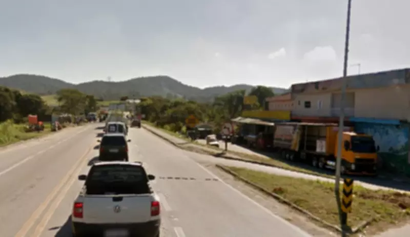 Motorista bêbado bate em carro que capota e cai em barranco em Suzano
