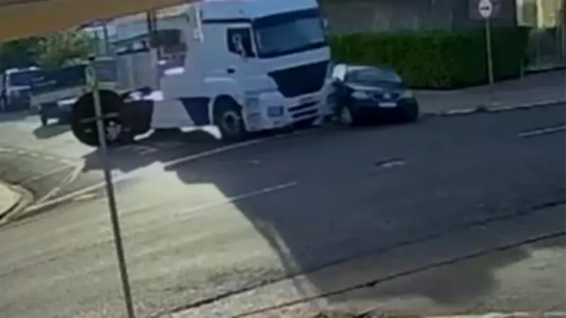 Motorista de guincho foge da polícia, bate em carros e é preso em Rio Preto