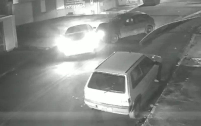 Motorista embriagado bate em dois carros, tenta fugir e é preso em Botucatu