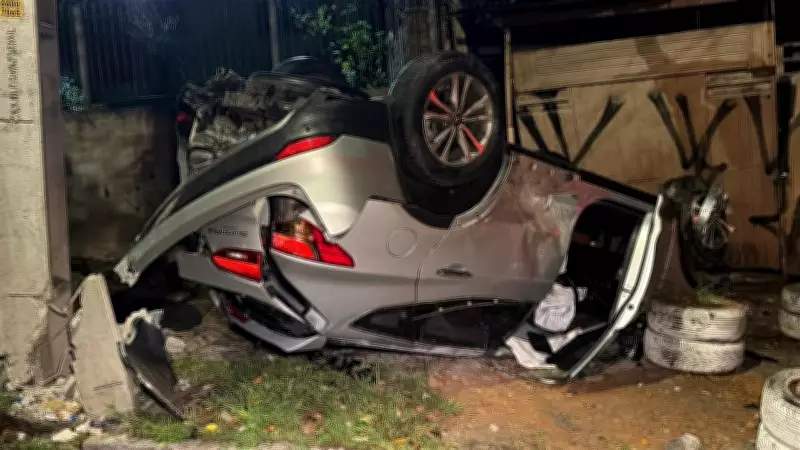 Motorista embriagado capota carro após bater em poste e portão em Porto Alegre