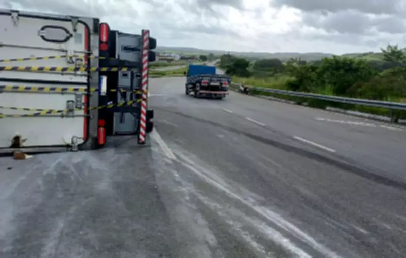 Motorista fica ferido após carreta tombar na BR-101 em Itaporanga D'Ajuda
