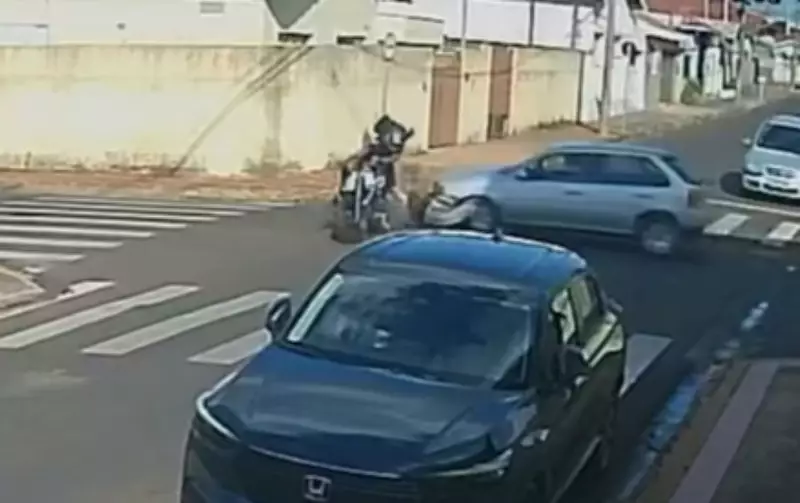 Motorista foge após avançar sinal de pare e atingir motociclista em Dois Córregos