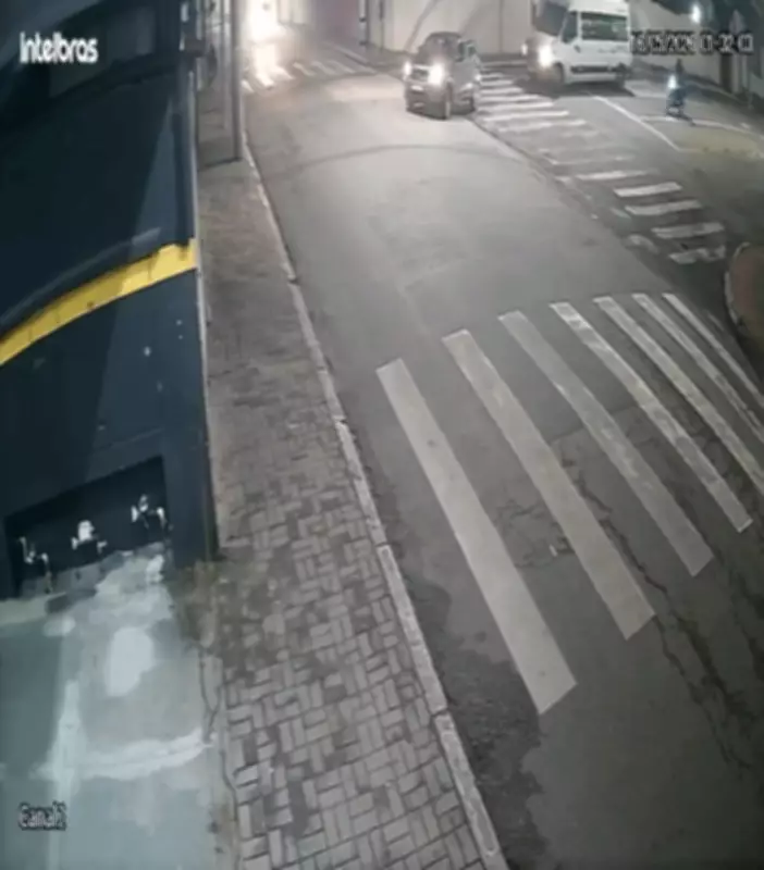 Motorista foge após bater em carro e causar capotamento em São José dos Campos