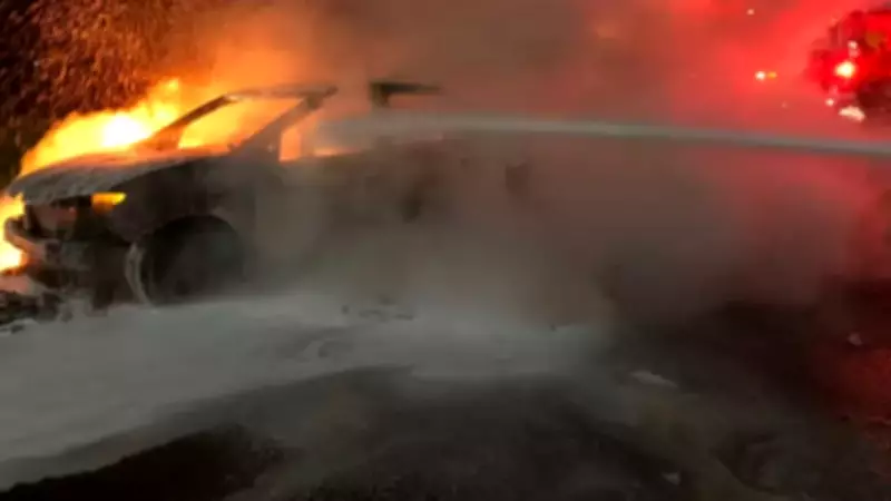Motorista foge após bater Porsche e incendiar veículo na Barra Funda