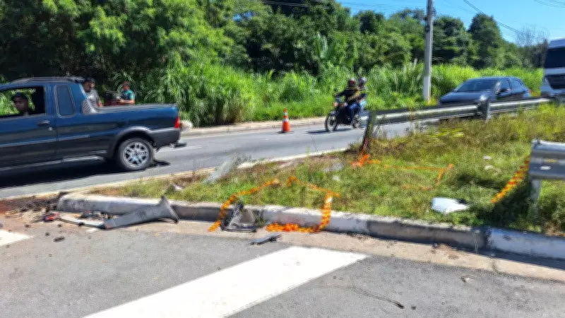 Motorista morre após bater carro em mureta e atingir caminhão em Itaquaquecetuba