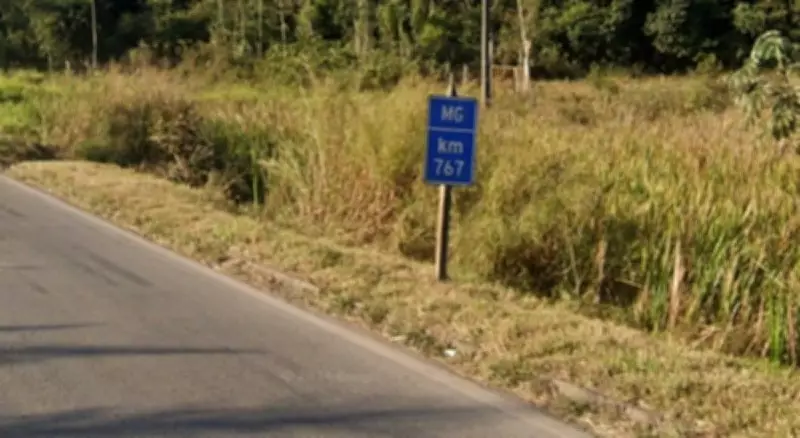 Motorista morre após carreta com ração tombar na BR-040 em Juiz de Fora