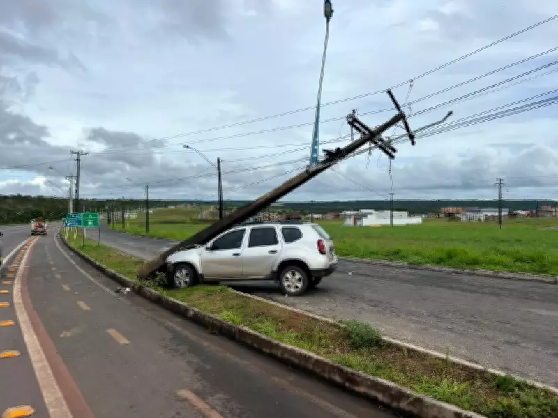 Motorista perde controle de carro e bate em poste em Santarém