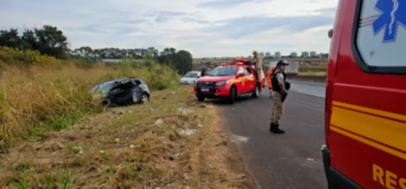 Motorista se assusta com mureta e bate em bitrem na BR-050 em Uberlândia