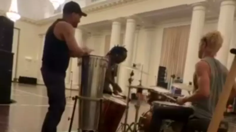 Músicos de Shakira ensaiam no Copacabana Palace antes de show no Rio