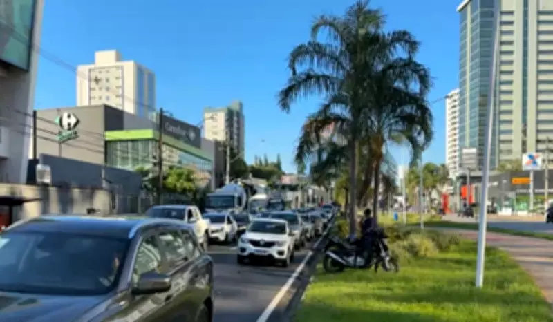 Mulher é atropelada por moto na Avenida Norte-Sul em Campinas