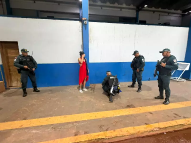 Mulher chora ao ser presa por tráfico de drogas em terminal rodoviário de Santarém