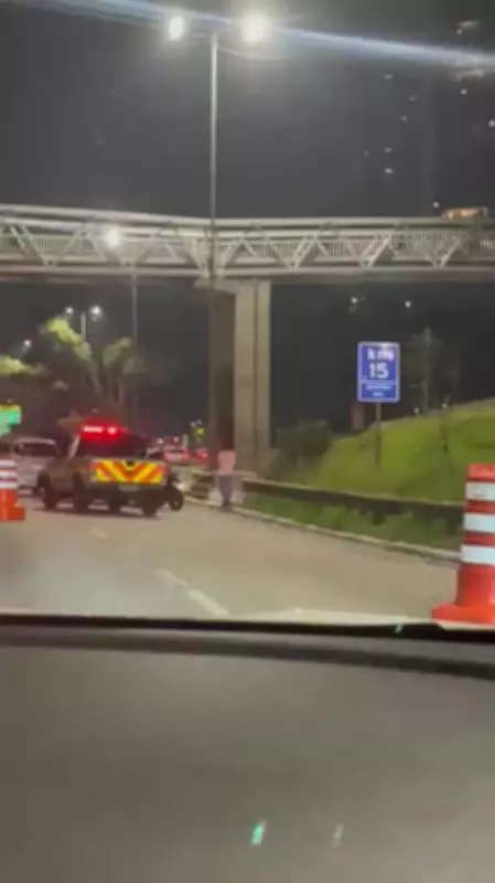Mulher morre ao bater em mureta após tentativa de assalto na Marginal Pinheiros