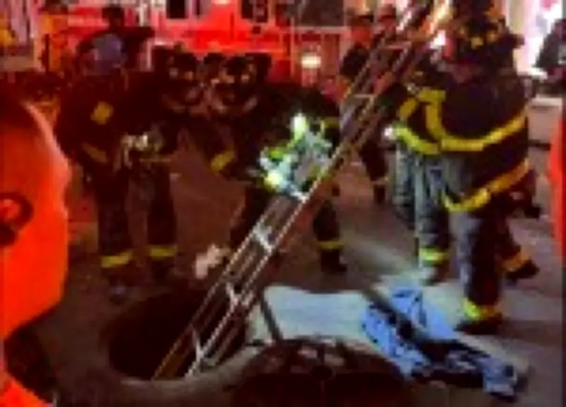 Mulher morre ao cair em bueiro sem tampa em bairro luxuoso de NY