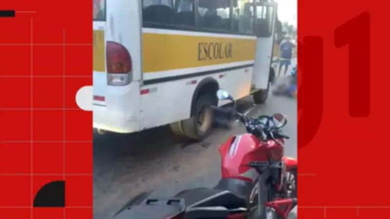 Mulher morre e piloto de moto fica sob ônibus após acidente em Vila Velha