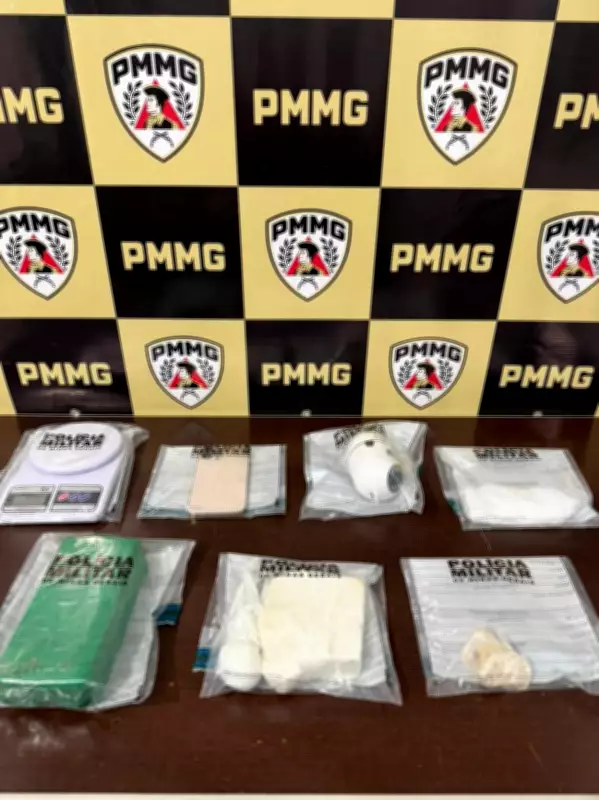 Mulher é presa com drogas nas partes íntimas e em casa em Central de Minas