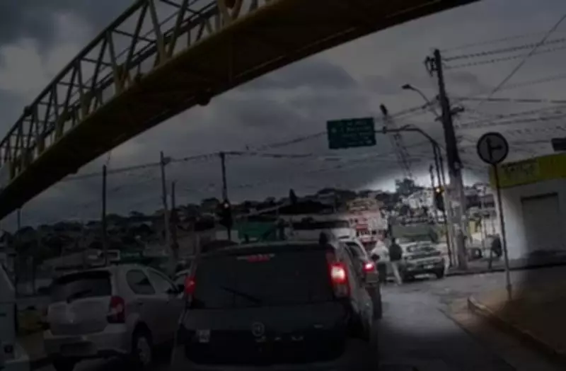 Mulher tem carro roubado por dois homens armados em semáforo na Pampulha