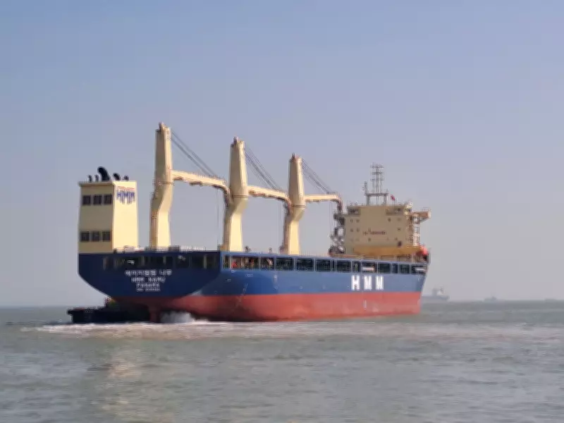 Navio com bandeira panamenha cruza Estreito de Ormuz sob rota iraniana