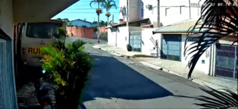 Ônibus desce sozinho e atinge casa em Capivari; ninguém se feriu