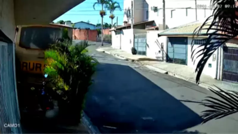 Ônibus desgovernado destrói muro de casa no interior de SP; veja vídeo