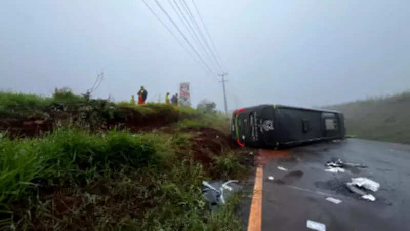 Ônibus tomba na PR-444 em Mandaguari e deixa cinco feridos leves