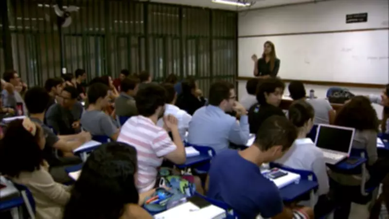 Número de brasileiros com graduação e empregados dobra em 13 anos, aponta IBGE