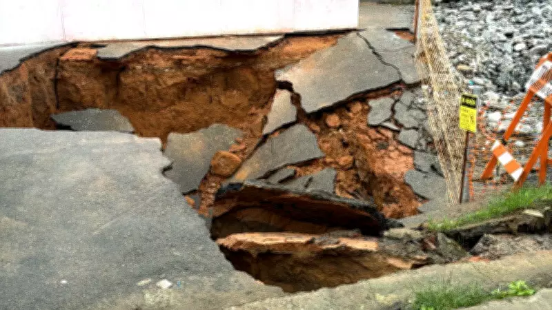 Novo buraco se abre no Jardim Imperial em São José e moradores temem mais erosões