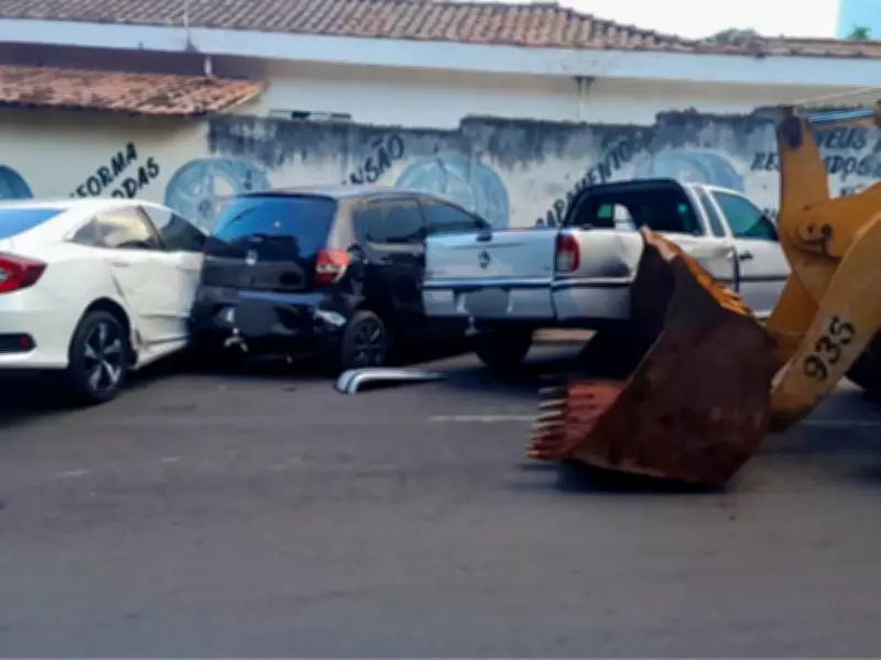 Pá carregadeira perde freios e atinge quatro carros estacionados em Rio Claro