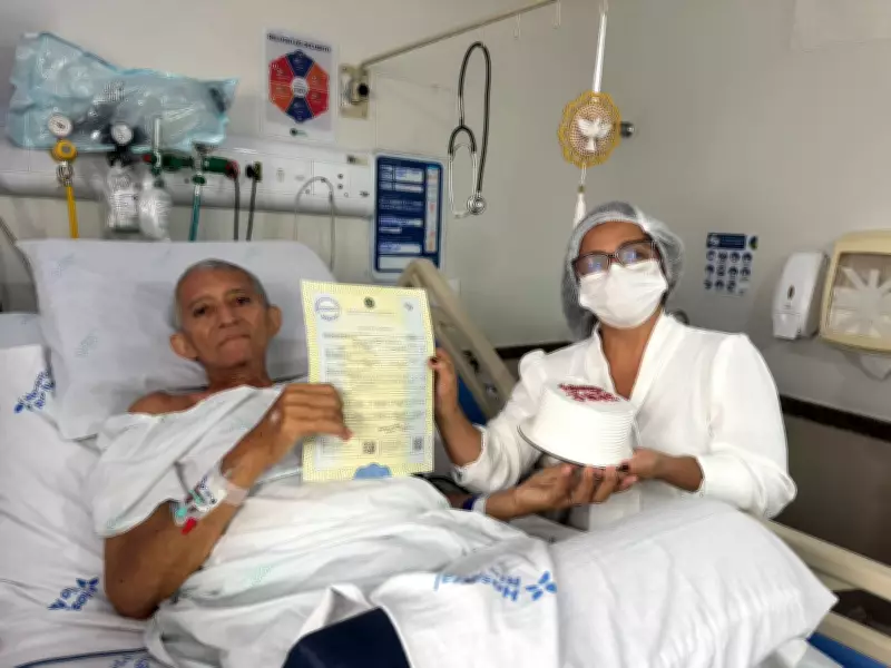 Paciente com câncer se casa em leito de hospital em Manaus