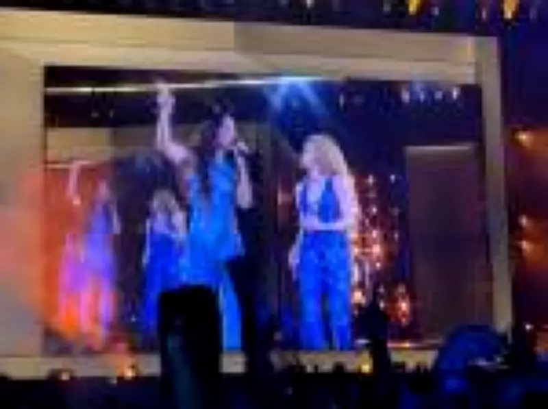 Participação de Ivete Sangalo aquece show de Shakira no Rio