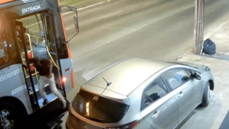 Passageiro desce de ônibus, pega celular caído e volta ao coletivo no DF