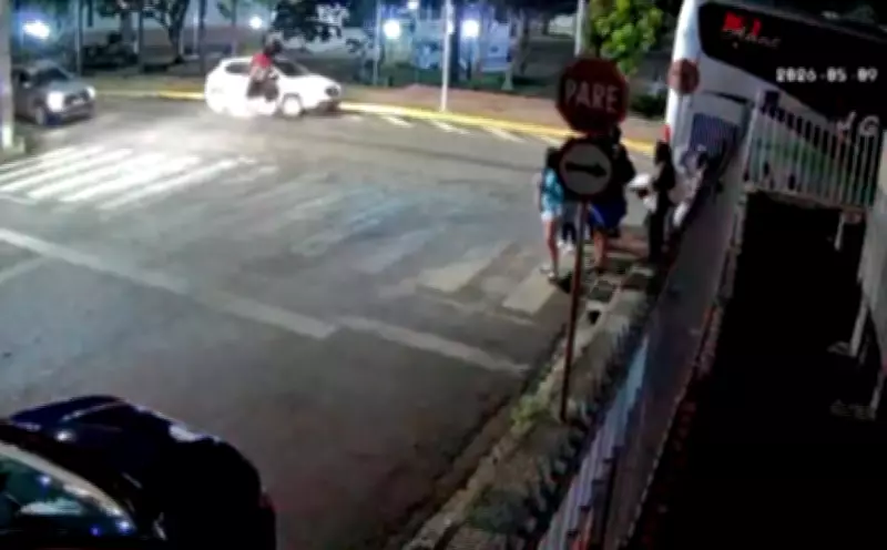 Perseguição policial termina em acidente com moto e carro em Nepomuceno