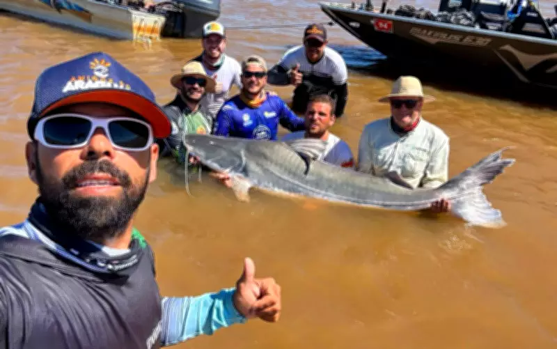 Pescador fisga piraíba de 2,5 metros no Rio Araguaia, em Goiás