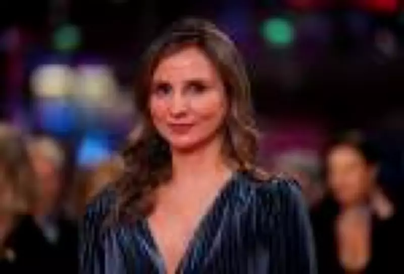 Petra Costa celebra indicação ao Emmy por documentário sobre religião e política