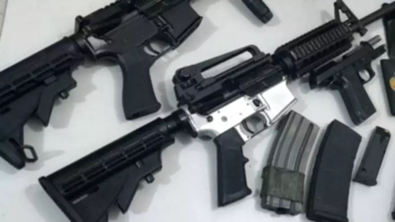 PM apreende 16 fuzis e metralhadora em bunker de facção no Rio