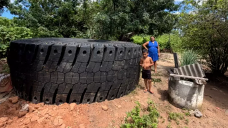 Pneus gigantes atingem casas após carreta tombar em Itapajé, CE
