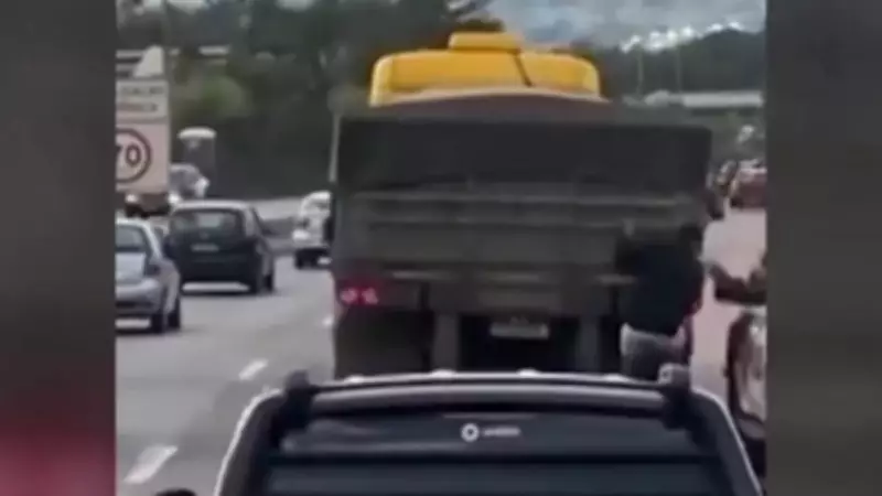 Policial derruba homem pendurado em caminhão em movimento em MG