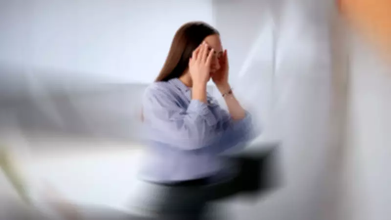 Por que sentimos tontura ao levantar? Médico explica causas e alertas