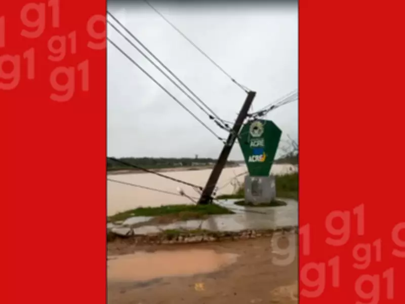 Poste cai no Rio Juruá após deslizamento de terra em Rodrigues Alves, AC