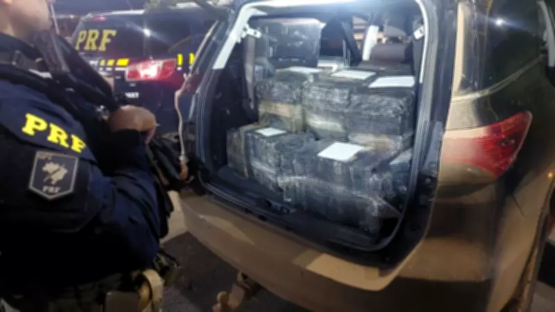 PRF apreende 391 kg de maconha em carro furtado na BR-116 em São Leopoldo