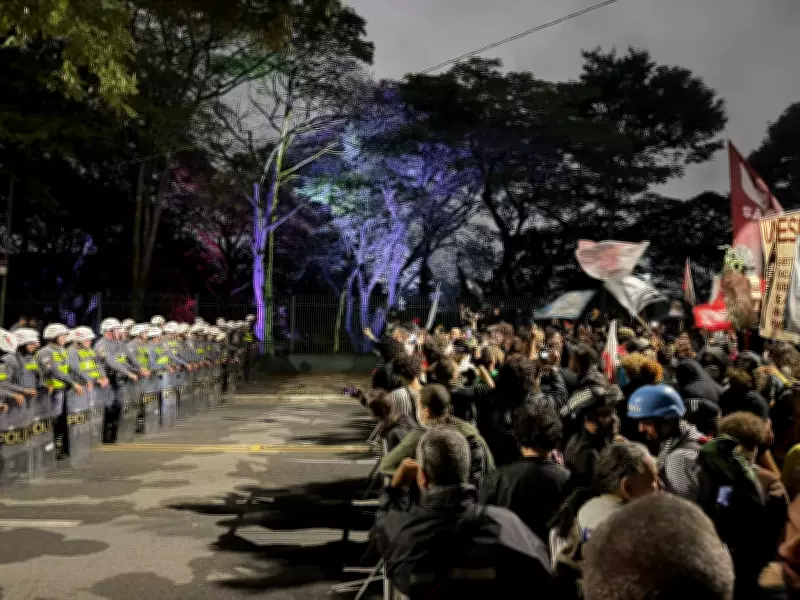 Professores da USP aprovam greve e apoiam paralisação estudantil em SP