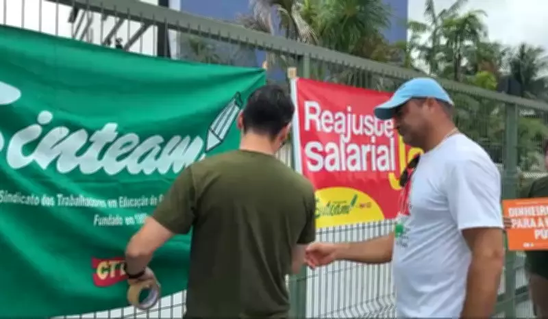 Professores e pedagogos protestam na Aleam por reajuste salarial