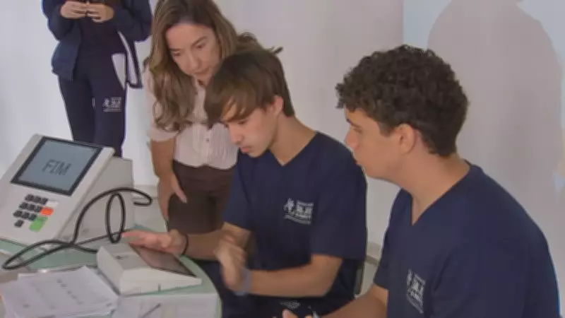 Projeto Jovem Eleitor: adolescentes simulam votação com urnas verdadeiras em SP