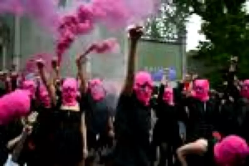 Protesto do Pussy Riot fecha pavilhão russo na Bienal de Veneza