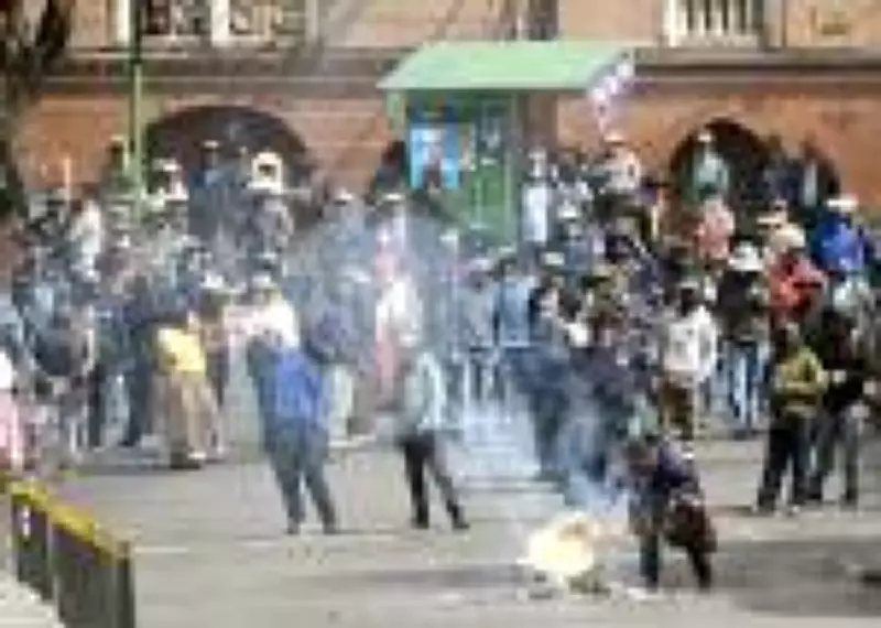 Protestos contra governo Rodrigo Paz na Bolívia terminam em confronto policial