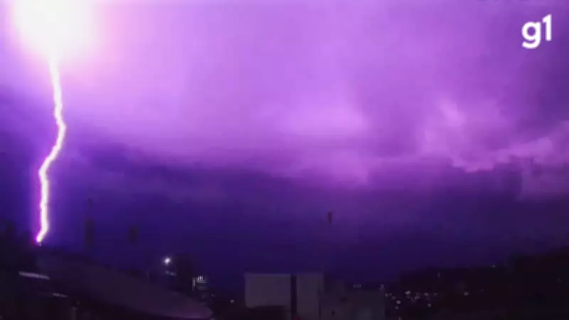 Quatro raios atingem o mesmo ponto durante tempestade em Taquara