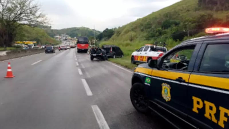 Queda de granito interdita Via Dutra e causa acidentes em Barra Mansa