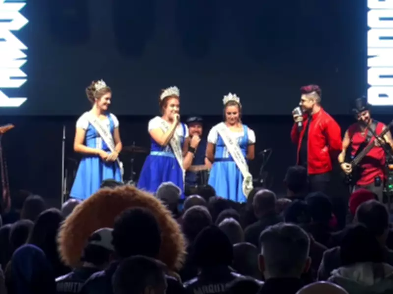 Rainha de festa se sente constrangida após críticas de cantor no palco em Chuvisca