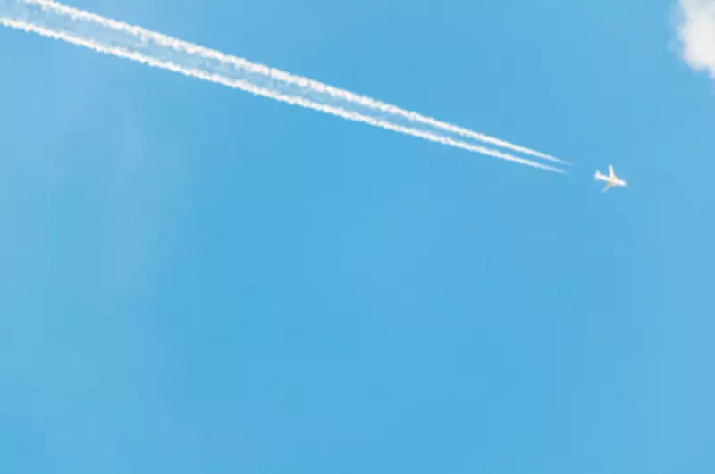 Rastros de aviões no céu contribuem para aquecimento global