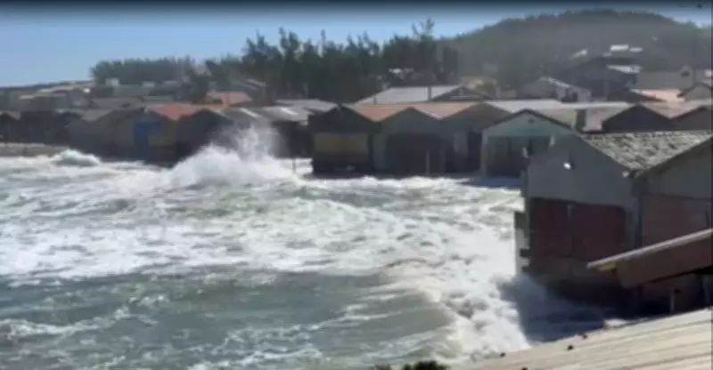 Ressaca causa invasão do mar em construções na orla de Laguna (SC)