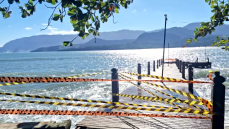 Ressaca no mar danifica Píer do Portinho em Ilhabela e interdita acesso